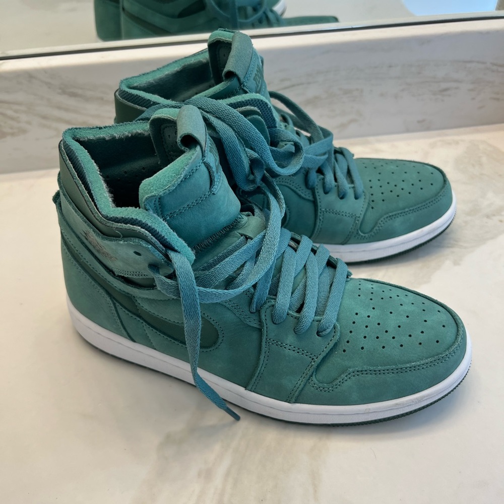 Women’s Nike shoe